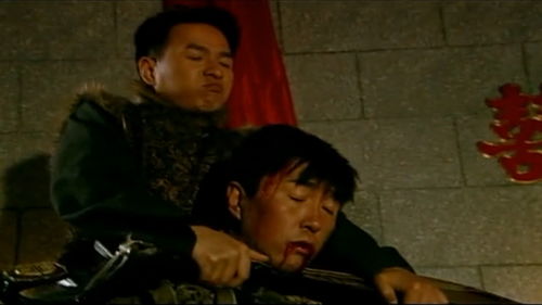哥哥为救妹妹和管家拼命,管家当着妹妹的面杀死哥哥,真残忍