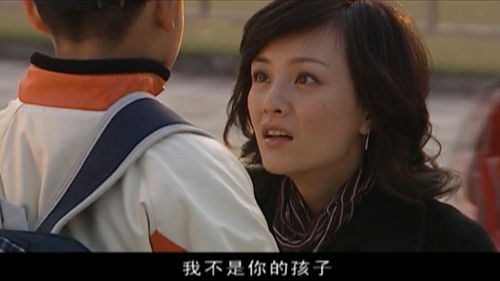 亲妈去接儿子放学,哪料儿子不认亲妈只叫她阿姨,活该你抛弃儿子